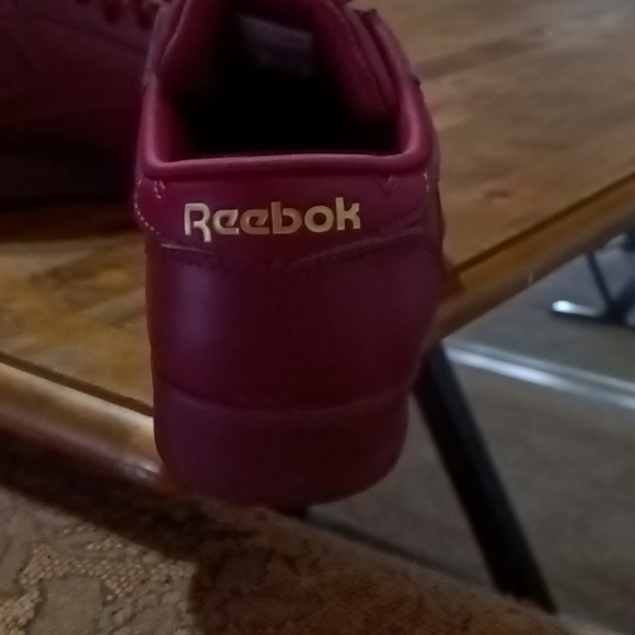 Size 6 Reebok shoes - Picture 3 of 3